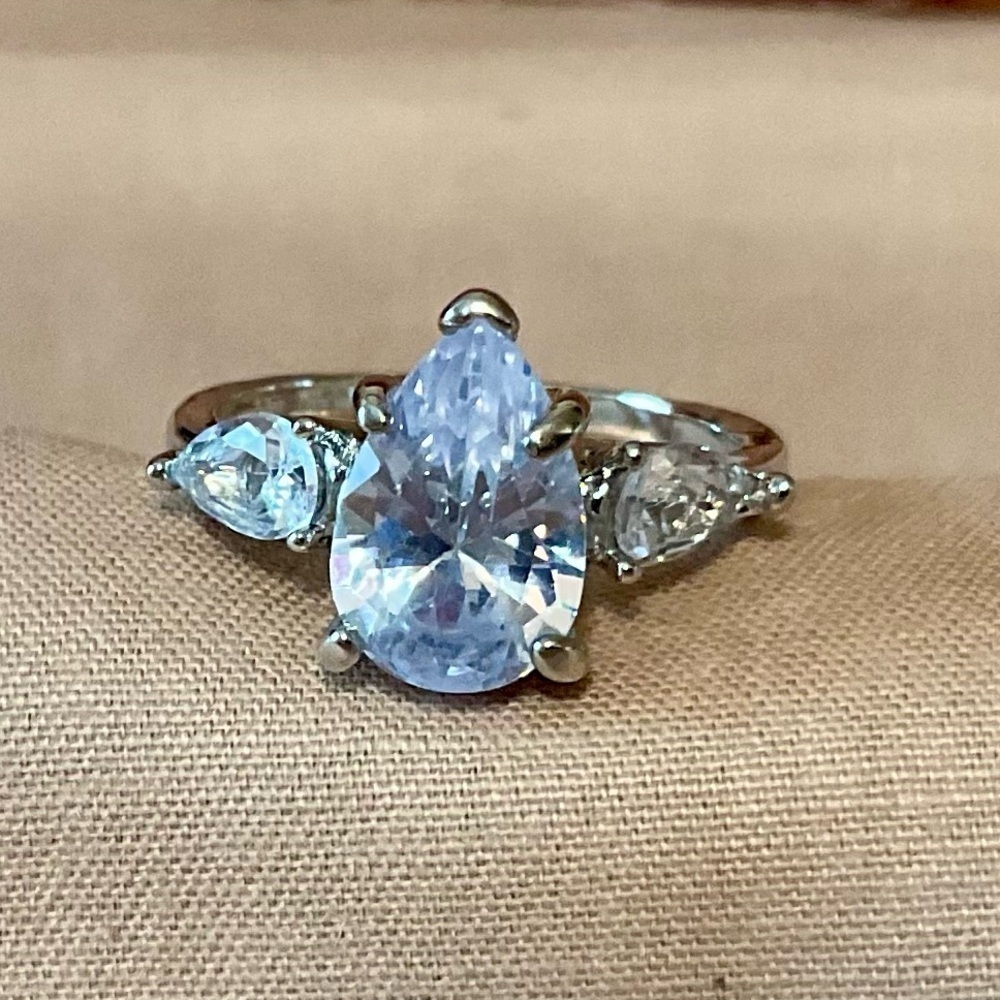 Elegant Fashion  Ring, size 8, BN